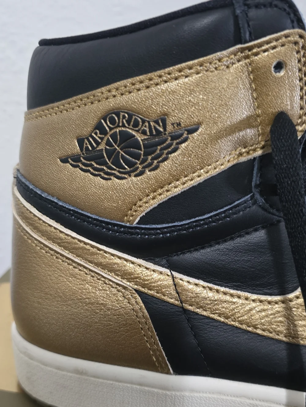 Jordan 1 Mid - Black/Gold